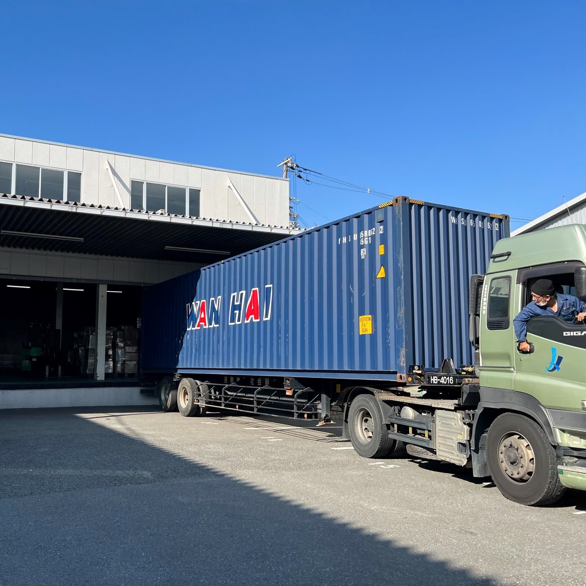 Công việc đóng container tại kho Kansai